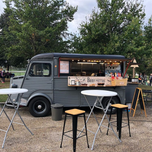 Le comptoir à Bruschettas Marché de la Mode Vintage food truck