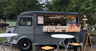 Le comptoir à Bruschettas Marché de la Mode Vintage food truck